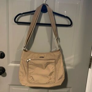 Tan baggallini purse.